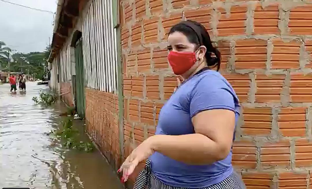 Moradores do bairro Conquista reclamam da falta de apoio da Defesa Civil e Bombeiros na remoção das famílias e pertences